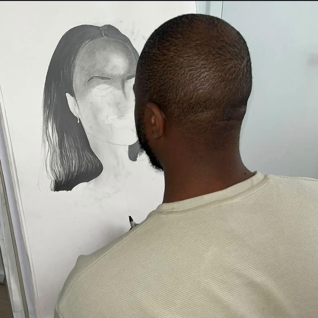 Andy travaille sur un portrait féminin au crayon