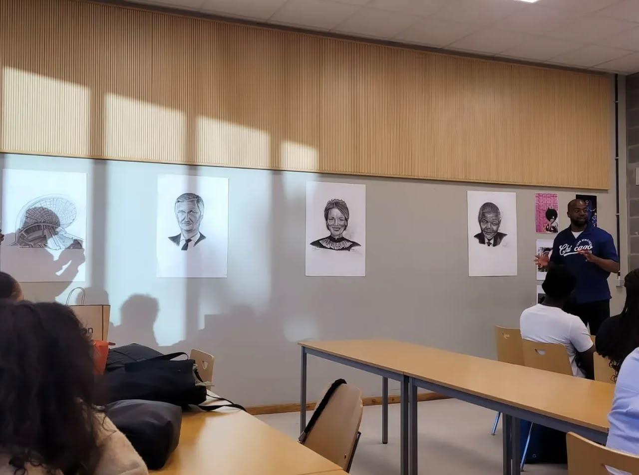 Présentation de dessins devant le public